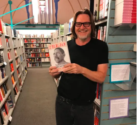 Donal-Logue-Posing-With-Trejos-Memoir