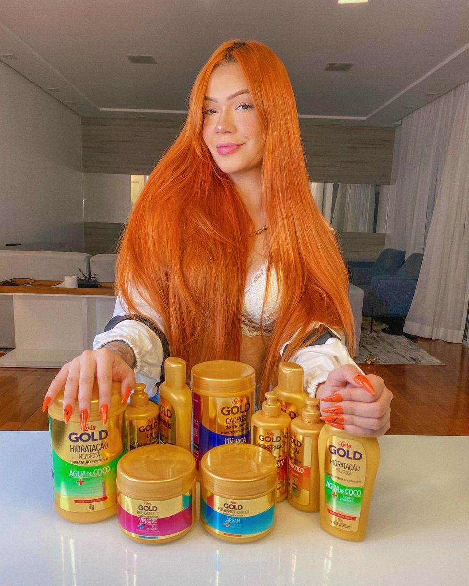 Lara-Silva-endorsing-hair-products